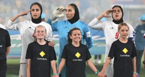 ‘Os jogadores são mantidos como reféns’: mulheres iranianas recuam em hino