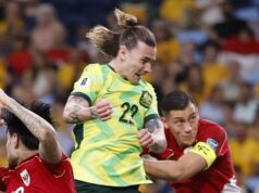 O técnico de futebol Tony Popovich fornece atualizações a Jackson Irvin e Harry Sutter, fala Christian Valpto