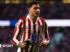 Pombos em campo: o zagueiro do Atlético de Madrid, José Gimenez, desaloja um intruso alado