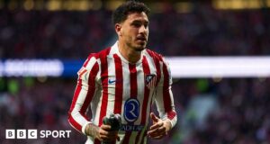Pombos em campo: o zagueiro do Atlético de Madrid, José Gimenez, desaloja um intruso alado