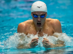 Carson Foster mostra forte desempenho no nado peito