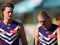 A estrela do Fremantle Dockers, Hayden Young, foi excluída do confronto em Melbourne após sofrer uma lesão recente