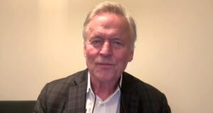 John Grisham revela detalhes sobre o novo romance de espionagem e fala como ele se compara aos livros anteriores