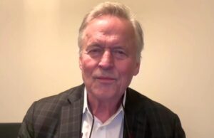 John Grisham revela detalhes sobre o novo romance de espionagem e fala como ele se compara aos livros anteriores