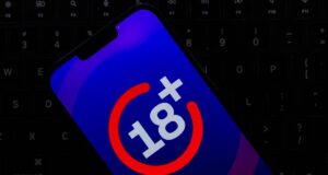 A Lei de Segurança Online para Crianças foi levada para casa em meio a preocupações com a liberdade de expressão e os direitos civis