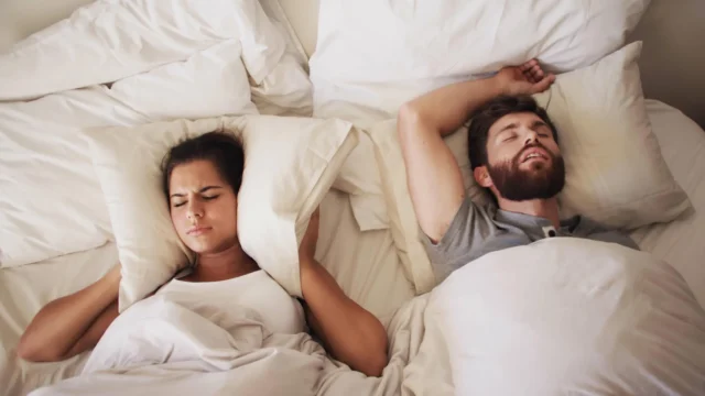 couple-in-bed-woman-man-snoring.webp.webp