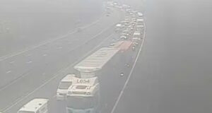 A M6 foi fechada quando a polícia correu para o local de uma grave colisão com o motorista, causando longos atrasos e congestionamento de tráfego