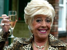 Mansão de £ 1,5 milhão da lenda da Coronation Street, Julie Goodyear, no centro da fila de migrantes enquanto moradores protestam contra os planos