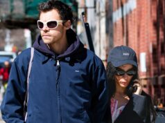 Zoe Kravitz foi flagrada vestindo as roupas do namorado Harry Styles enquanto o casal passeava por Nova York
