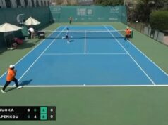 Jogadores de tênis fogem da quadra quando o jogo é interrompido após um ataque iminente de drone