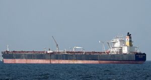 A Rússia está usando uma frota paralela em uma operação de transferência de petróleo de US$ 29 milhões no Golfo de Omã