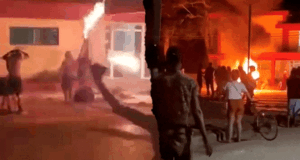 Manifestantes cubanos atacam prédio do Partido Comunista em vídeo, com supostos tiros