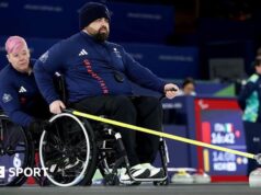 Paraolimpíadas de inverno: modeladores de cadeiras de rodas da Grã-Bretanha perdem a estreia de duplas mistas para a Estônia