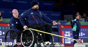 Paraolimpíadas de inverno: modeladores de cadeiras de rodas da Grã-Bretanha perdem a estreia de duplas mistas para a Estônia