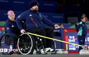 Paraolimpíadas de inverno: modeladores de cadeiras de rodas da Grã-Bretanha perdem a estreia de duplas mistas para a Estônia