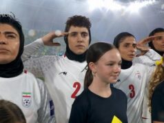 Assista à seleção feminina iraniana executar os dois hinos nacionais