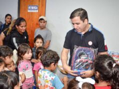 Eles entregaram pacotes escolares para crianças que frequentavam a escola primária e secundária em Klodomira
