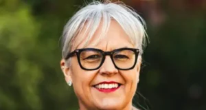 A enfermeira líder está se mudando em tempo integral enquanto retorna ao hospital onde treinou