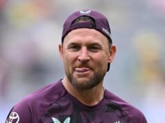 McCullum continuou como técnico da Inglaterra após o fracasso do Ashes