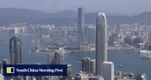 Proprietários de pequenos escritórios em Hong Kong recorrem a albergues estudantis e de coworking para sobreviver.