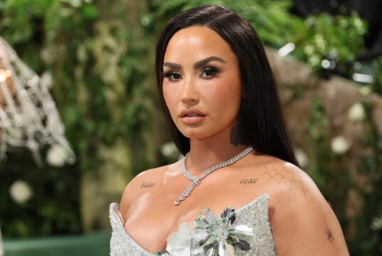Demi Lovato chama relacionamento anterior de adolescência com ex-namorado de ‘não está bem’
