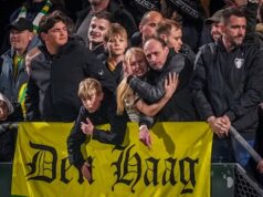 Encantado por invadir o campo após ser promovido ao ADO Den Haag: O pai está chorando. Ótimo momento.