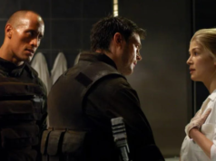 Rosamund Pike diz que sua co-estrela em ‘The Rock’ no filme ‘The End’ é ‘provavelmente um dos piores filmes já feitos’ e ‘poderia ser o fim da minha carreira’