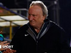 Neil Warnock voltou à gestão no empate de 2 a 2 do Torquay United com Farnborough