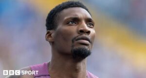 Fred Curley: Ex-campeão mundial americano dos 100m banido por dois anos.