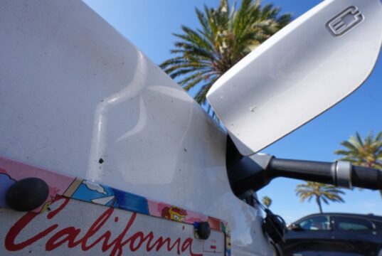 O administrador de Trump atua sobre as emissões de veículos da Califórnia e regras sobre gases de efeito estufa