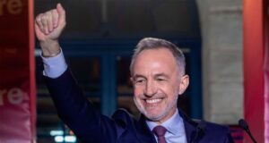 Emmanuel Grégoire é o novo prefeito de Paris e promete uma cidade “em resistência”.