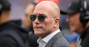 Ravens desiste da negociação de Maxx Crosby, levantando questões sobre acordos fora de temporada