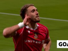 Smith demitiu o Wrexham contra o Chelsea.