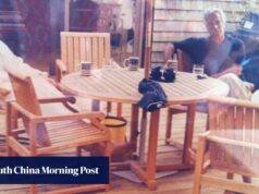 Andrew e Peter Mendelson, da Grã-Bretanha, posam com Jeffrey Epstein no banheiro