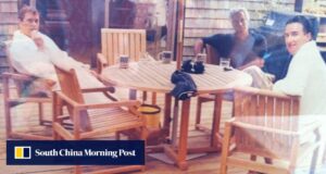 Andrew e Peter Mendelson, da Grã-Bretanha, posam com Jeffrey Epstein no banheiro