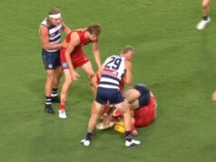 Smith ficou irritado com o árbitro após um golpe alto