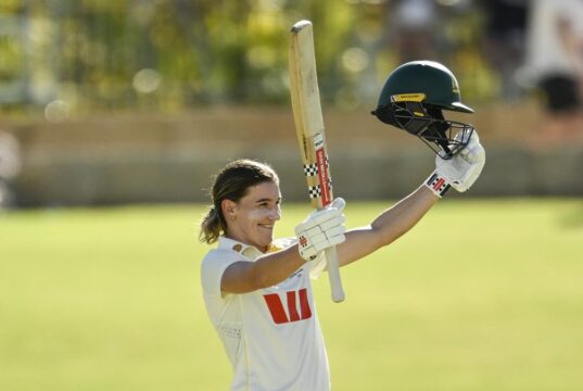 Alice Perry e Annabelle Sutherland quebram recordes enquanto a Austrália assume o comando do teste diurno e noturno contra a Índia