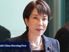 No Japão, um vídeo de Takaichi exausto antes da viagem aos EUA despertou preocupações de saúde.