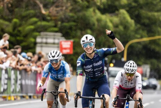 Uma ligação tardia tornou-se a segunda vitória de Sophie Edwards no Warrnambool Women’s Classic de longa distância.