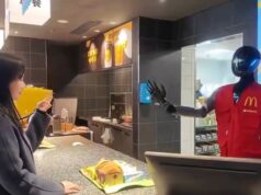 Assista ao experimento do McDonald’s com robôs humanóides na linha de frente