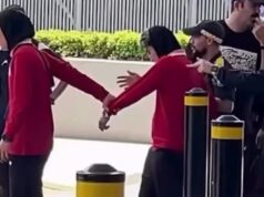 Leões para o massacre: seleção iraniana de futebol feminino é arrastada por ônibus ao deixar Gold Coast