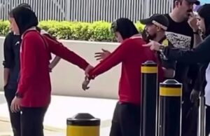 Leões para o massacre: seleção iraniana de futebol feminino é arrastada por ônibus ao deixar Gold Coast