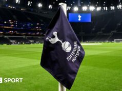 O Tottenham foi multado pela UEFA e proibido de receber ingressos depois que torcedores fizeram saudações nazistas