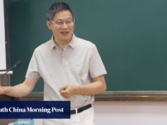 O premiado matemático chinês Wan Daqing parte da Califórnia para Chongqing.