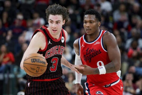 Gaddy então se levantou, mas o ataque de Bull foi interrompido pelos clippers