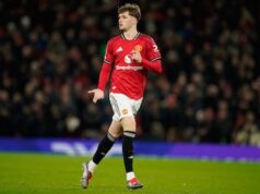 Talento do Manchester United e filho de ex-jogador suspenso após insulto homofóbico