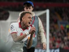 Partida dolorosa Noah Lang: Um agressor corta a mão em um avião e tem que ir para o camarim em uma maca.