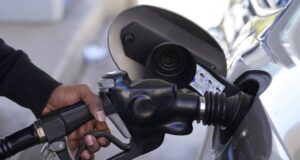 Os preços do petróleo disparam devido à guerra com o Irão. Os habitantes do Oregon poderão sentir os efeitos nas próximas semanas.