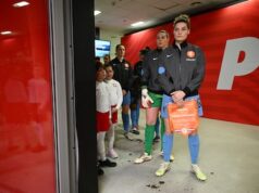 As Orange Lionesses perseguem o primeiro gol contra uma Polônia forte e defensiva.