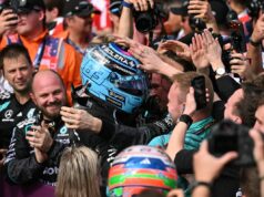 Russell lidera Mercedes por 1-2, estratégia da Ferrari falha